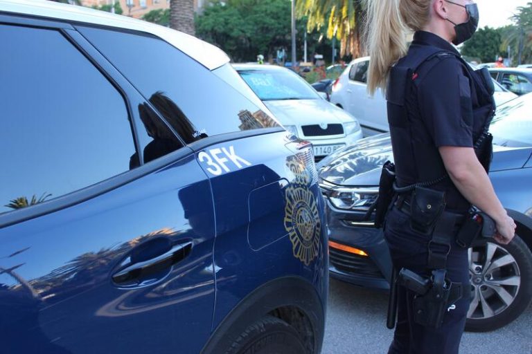 Detenido un hombre por intentar lanzarse con una policía agarrada por el balcón