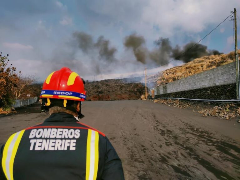 La colada sur avanza hacia la costa quemando invernaderos y viviendas