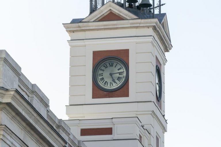 Da comienzo el horario de invierno con el retraso de los relojes de las 03.00 a las 02.00 horas