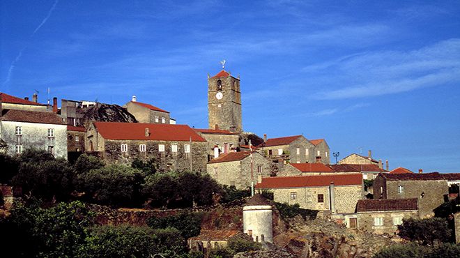 Castelo Novo - Caserío Histórico Con Flor De Cerezo