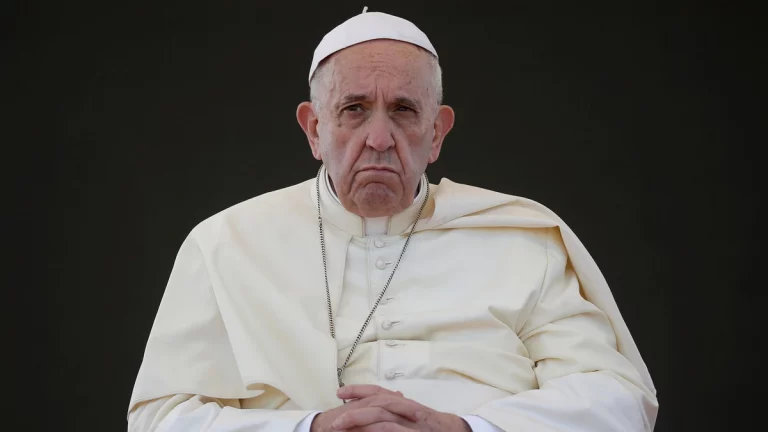 El Papa dice que la pobreza material es una «condición criminal»