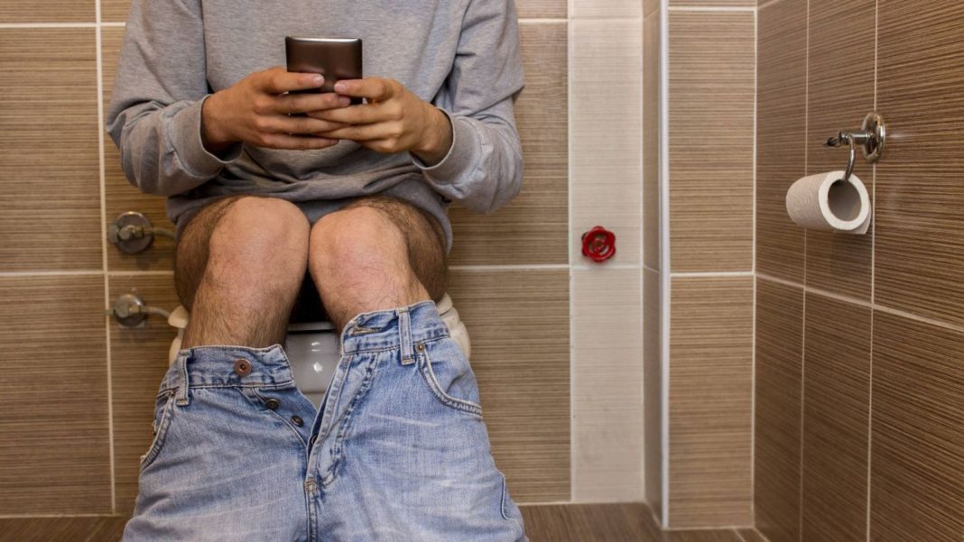 El motivo por el que no deberías llevarte el móvil al baño