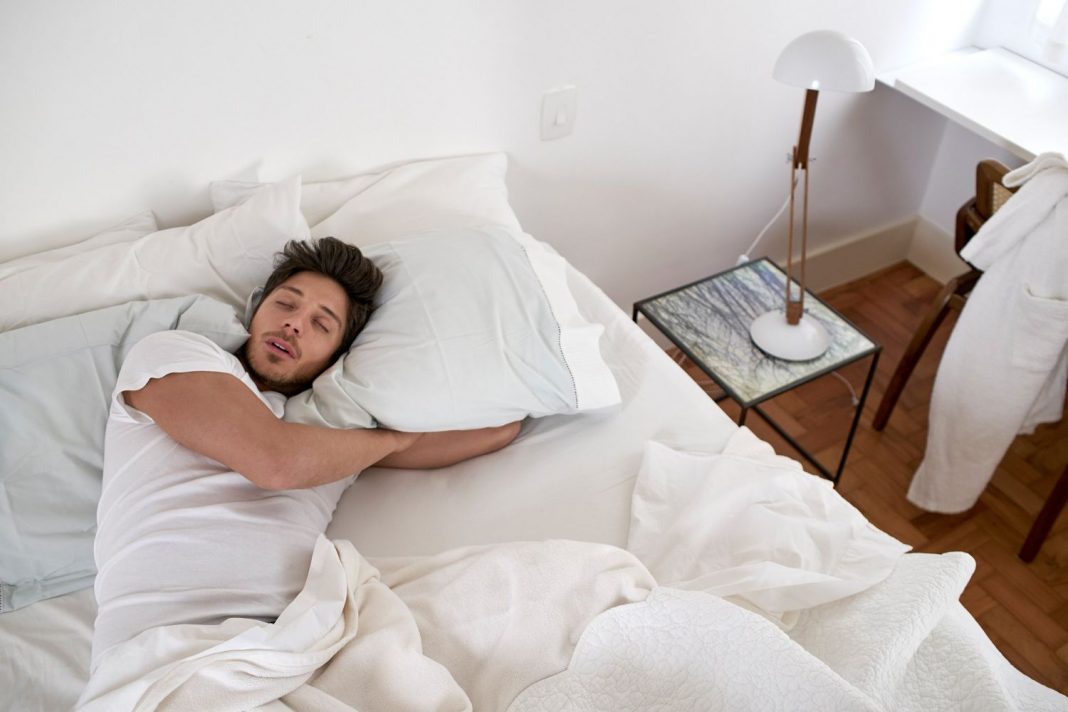 El truco para saber si roncas cuando duermes