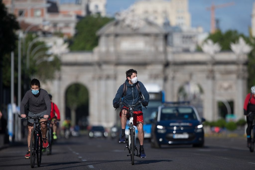 Dgt: Has Estado Adelantando Mal A Los Ciclistas (Y Te Cuesta La Mitad De Los Puntos)