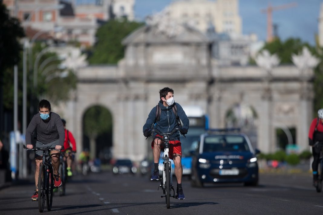 Barrios de Madrid donde te clavarán una multa si no tienes la etiqueta medioambiental