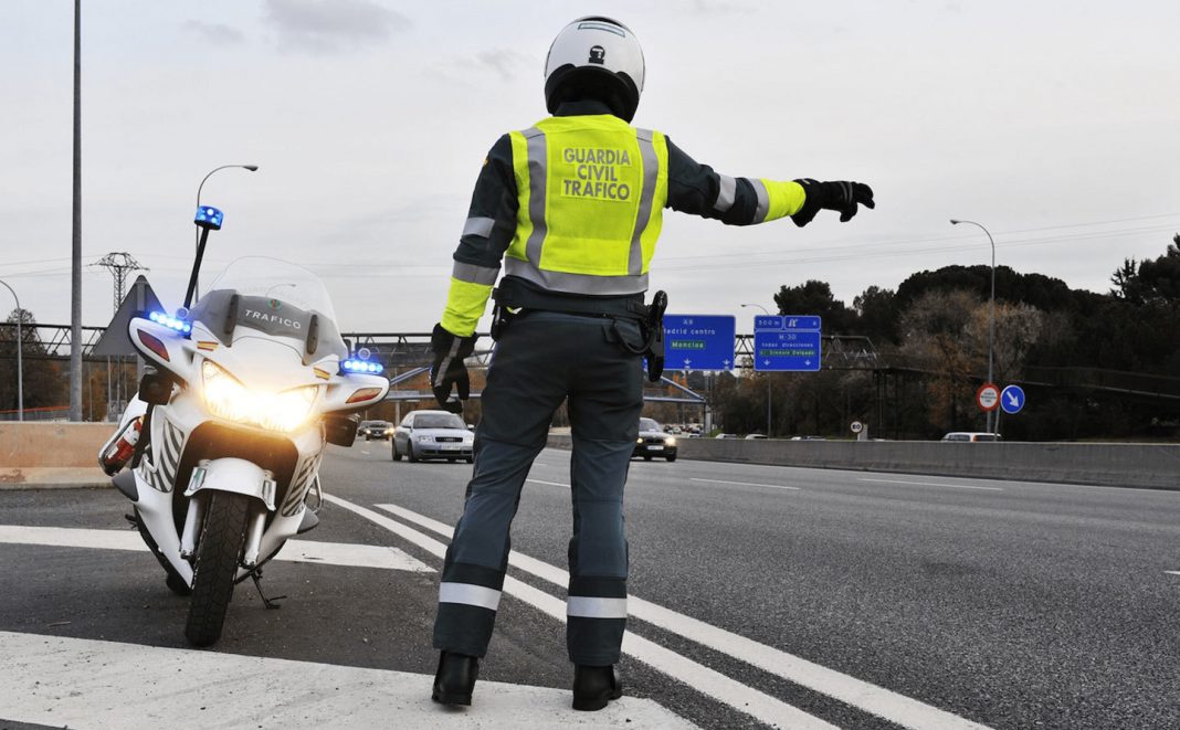 La multa que te puede poner la DGT si no usas los intermitentes