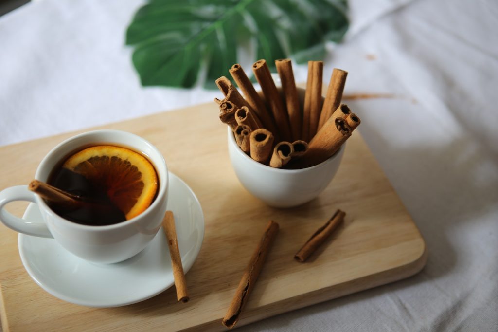 Los beneficios del agua tibia de canela