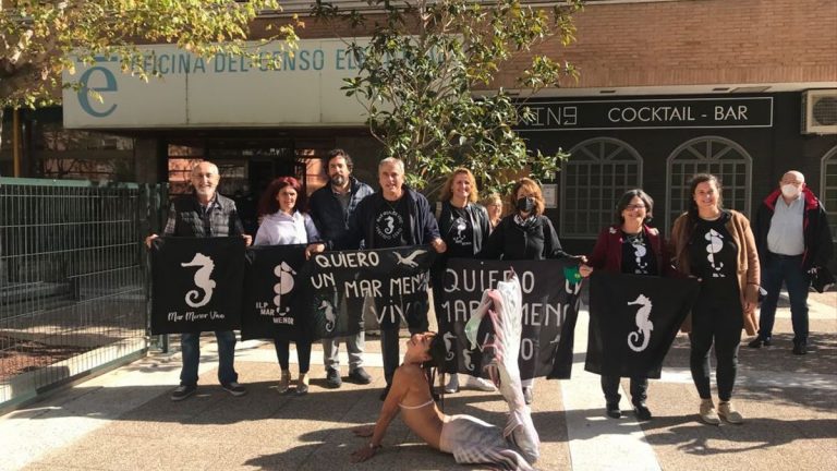 Los promotores de la ILP del Mar Menor organizan una recogida de firmas simbólica para niños y jóvenes