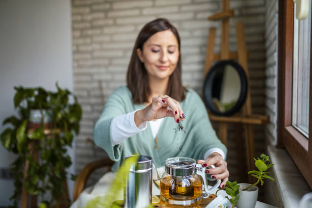 Mujer Prepara Te Verde