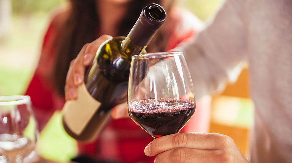Por qué debes tomar una copa de vino al día
