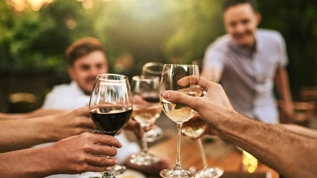 Por qué debes tomar una copa de vino al día