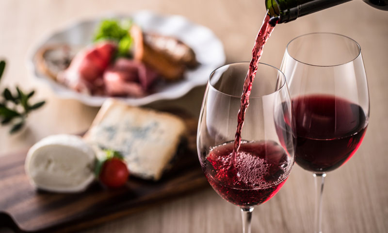 Por qué debes tomar una copa de vino al día