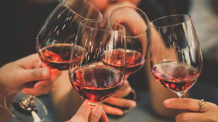 Por qué debes tomar una copa de vino al día