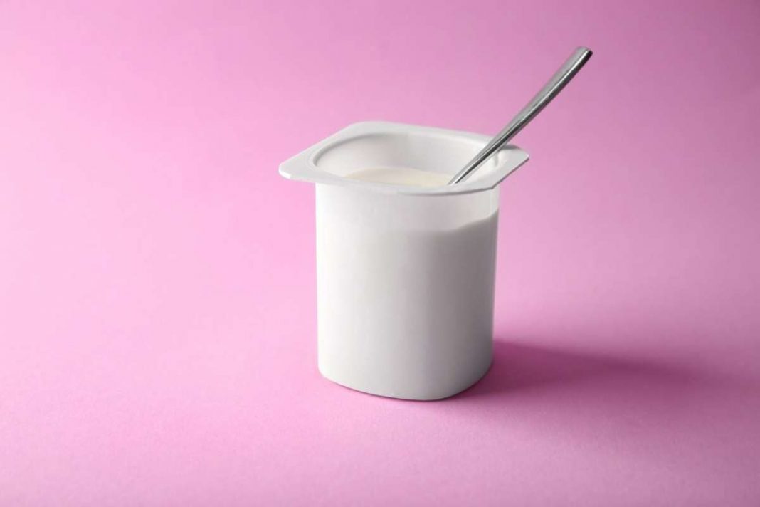 Por qué no deberías tirar el líquido del yogur