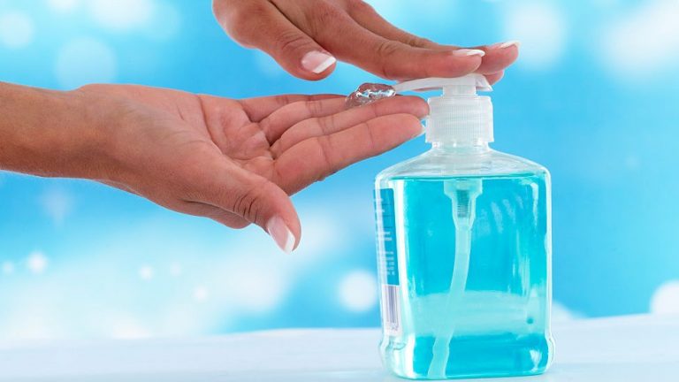 Sanitizantes, desinfectantes o jabón, ¿cuál limpia más?