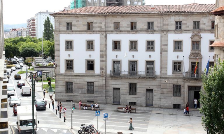 Una madre clama justicia durante el juicio contra un hombre acusado de abusar de su hija
