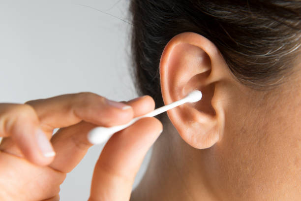 El motivo por el que no debes limpiarte los oídos con bastoncillos