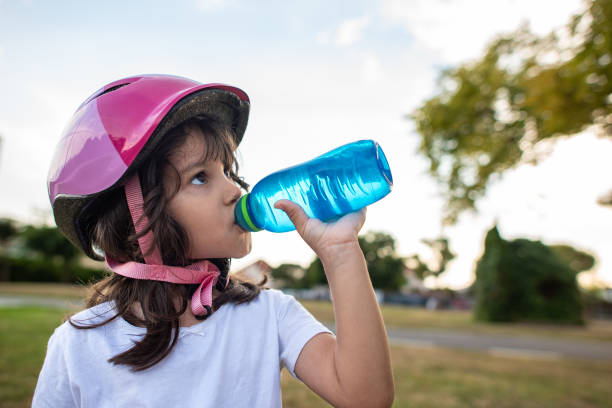 Botella De Agua Nina Bebiendo