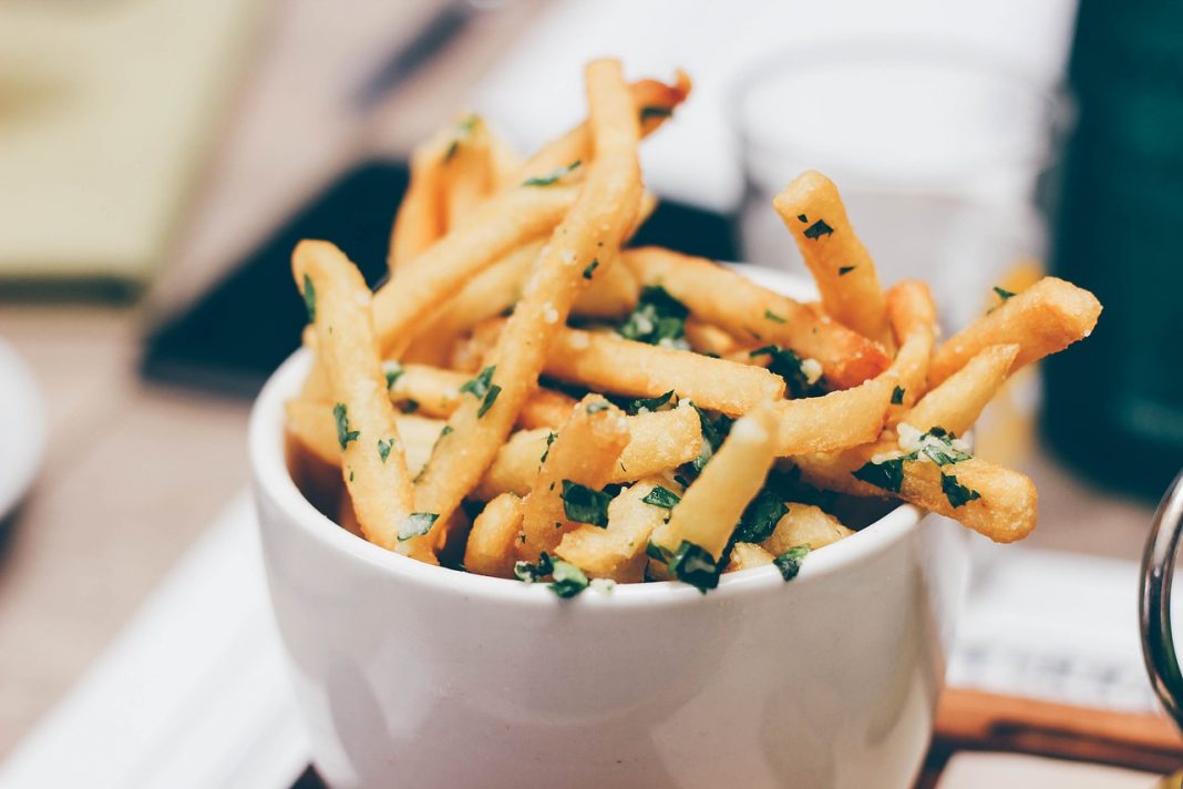 El truco para freír patatas y que no engorden