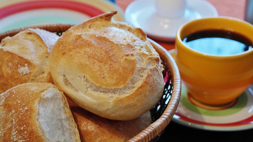 Bollos De Leche: Cómo Hacer El Pan Más Dulce Para Una Merienda