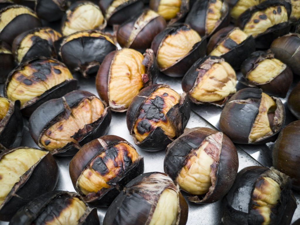 Castañas Asadas: Cómo Hacerlas Al Horno, A La Sartén Y Al Microondas