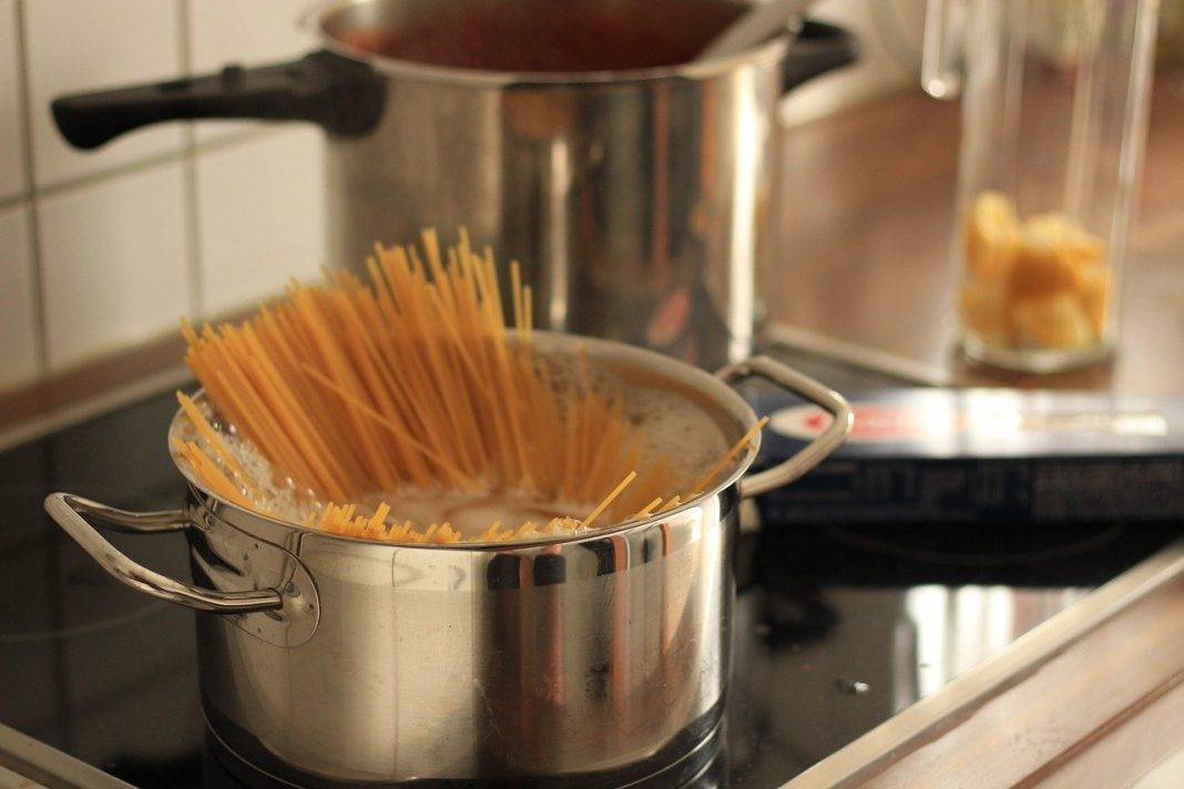 Espaguetis al cava: la receta deluxe que deja la carbonara por los suelos