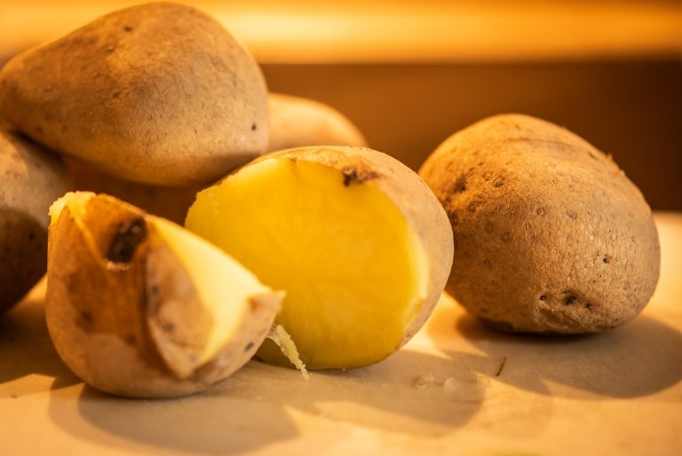 El truco para pelar patatas cocidas en segundos sin quemarte