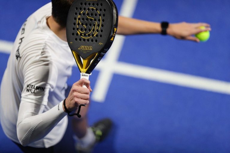 Aprovecha las mejores ofertas en productos de pádel y disfruta al máximo de este deporte