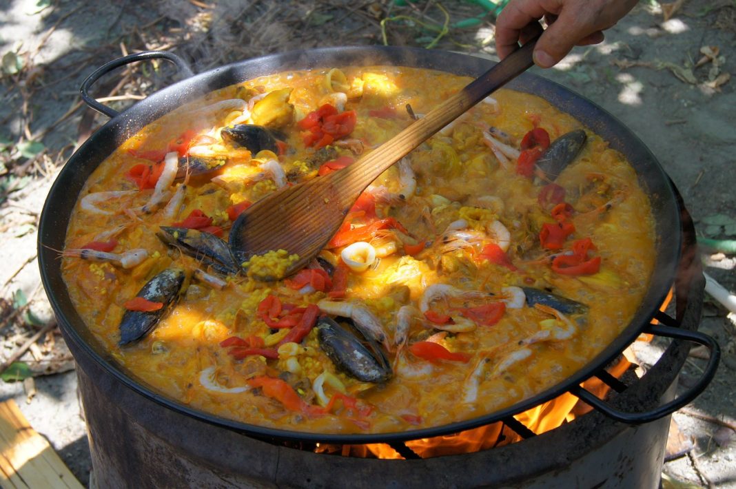 Paella a la leña: así consigues el sabor más rústico del plato