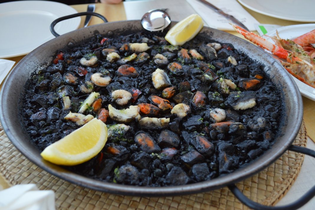 Arroz negro con alioli: la combinación perfecta para un plato deluxe