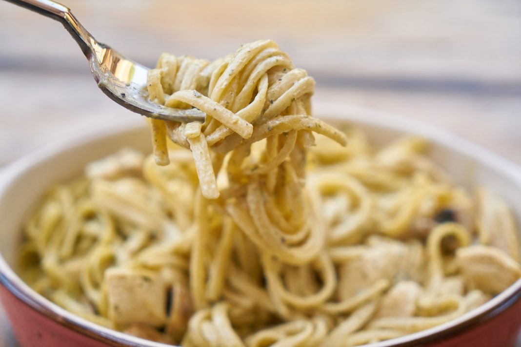 Espaguetis al cava: la receta deluxe que deja la carbonara por los suelos