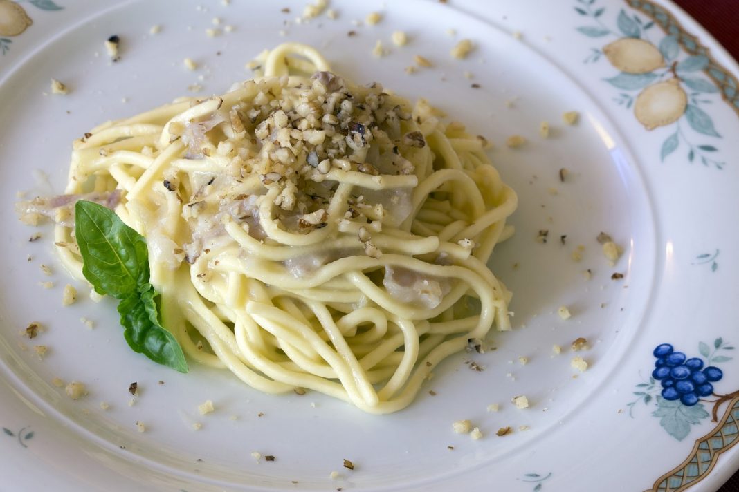 Los espaguetis a la falsa carbonara que te seducirán para siempre