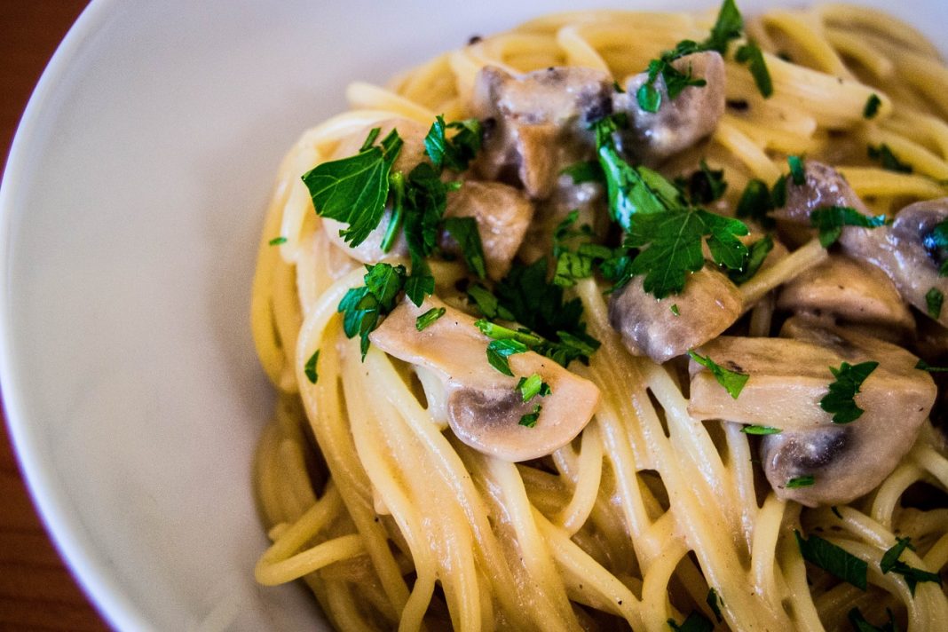 Los espaguetis a la falsa carbonara que te seducirán para siempre