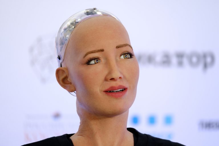 Experto dice que el deseo de una robot de ser madre no plantea nuevos problemas éticos
