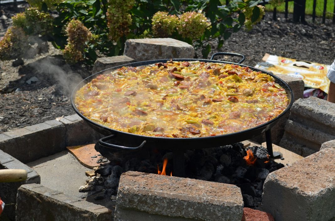 Paella a la leña: así consigues el sabor más rústico del plato