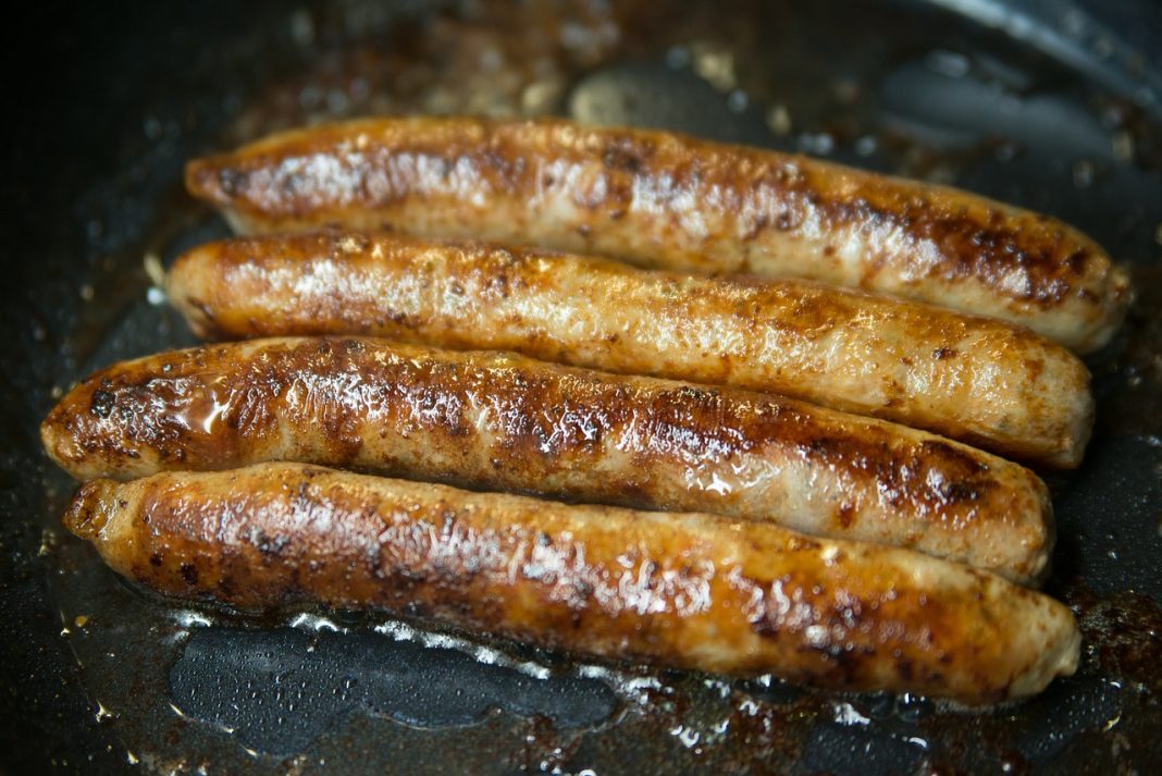 En la misma sartén en la que doraste las salchichas, vierte un poco de aceite y cuando esté caliente pon las cebollas a cocinar. La cocción de las cebollas debe ser a fuego medio y el tiempo que deben cocinarse debe ser el suficiente para que se pochen y adquieran un poco de color. Apenas notes que está dorada incorpora una cucharada de harina y cocínala removiendo constantemente, este será el secreto para espesar la salsa.