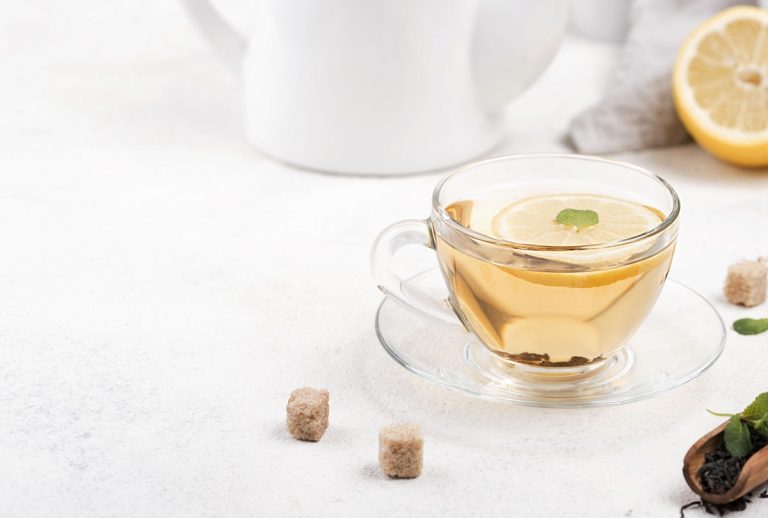 El té que elimina manchas de la piel y blanquea los dientes
