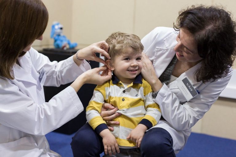 Diagnóstico y tratamiento precoces de la pérdida auditiva facilitan la integración de los niños con sordera