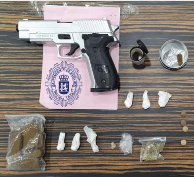 Denunciado en Badajoz un transeúnte que portaba un arma de fuego simulada escondida entre la ropa
