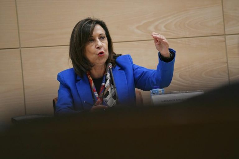 Robles, sobre el pulso Díaz-Calviño: «Yo estoy con la posición del presidente del Gobierno»