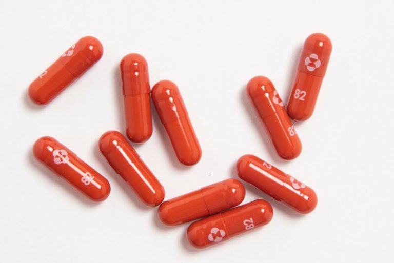 Los antivirales, anticuerpos neutralizantes y algunos fármacos son tratamientos «prometedores» frente al virus