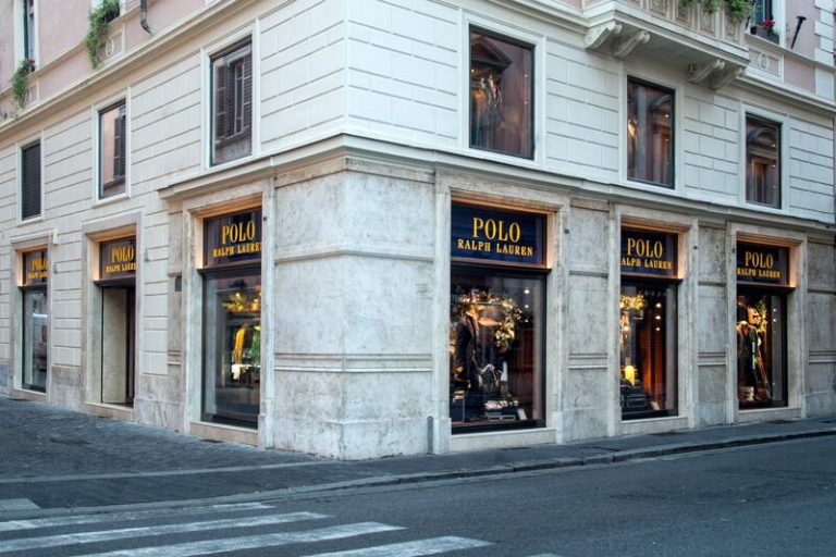 Ralph Lauren retomará las recompras de acciones tras volver a beneficios