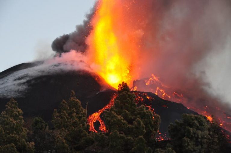 Continúa la elevada emisión de cenizas y lava y la colada se desplaza hacia el oeste