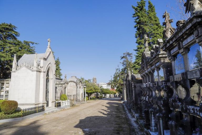 El obispo de Orense defiende enterrar frente a incinerar