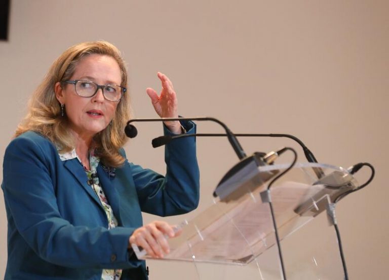 Calviño asegura la reducción de déficit y deuda