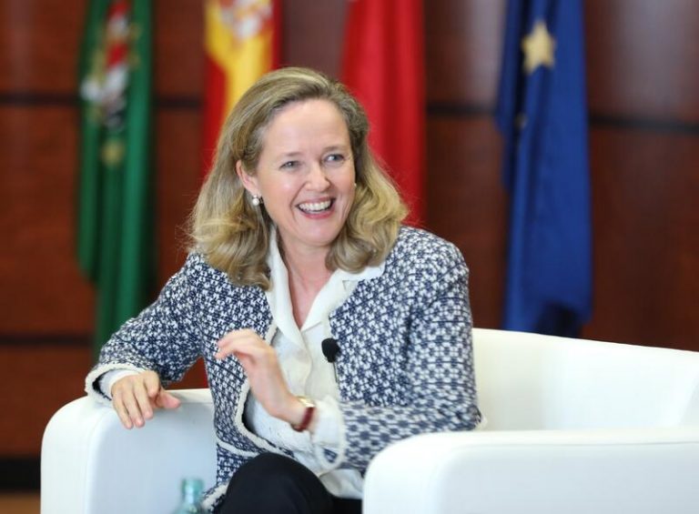Calviño ve «estéril» el debate de la palabra ‘derogar’ y habla de «corregir» la reforma del 2012
