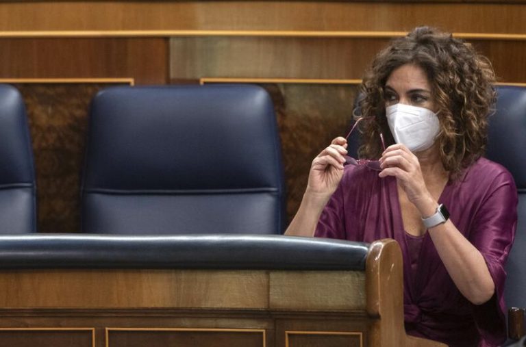 Montero acusa a Casado de ser una «caricatura» y «regodearse en la ruina»