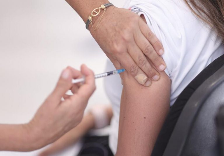 Canarias comienza a administrar la segunda dosis de refuerzo a los vacunados con Janssen