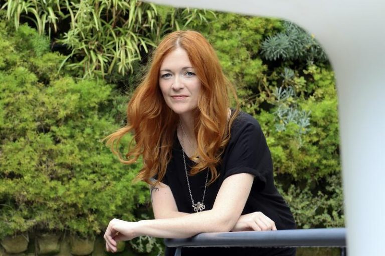 Manon Steffan Ros aúna catástrofe y el vínculo maternofilial en la distopía ‘El libro Azul de Nebo’