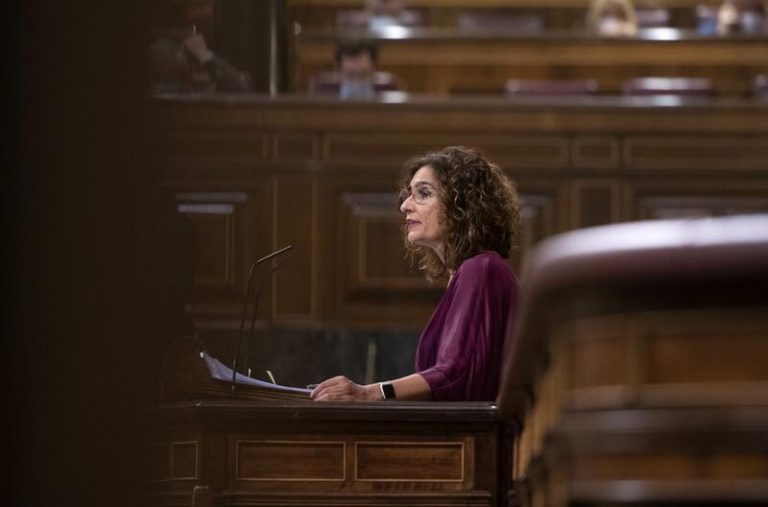 Montero: Andalucía «infla con 1.000 millones» sus previsiones de ingresos de 2022 con un fondo Covid «que no existe»